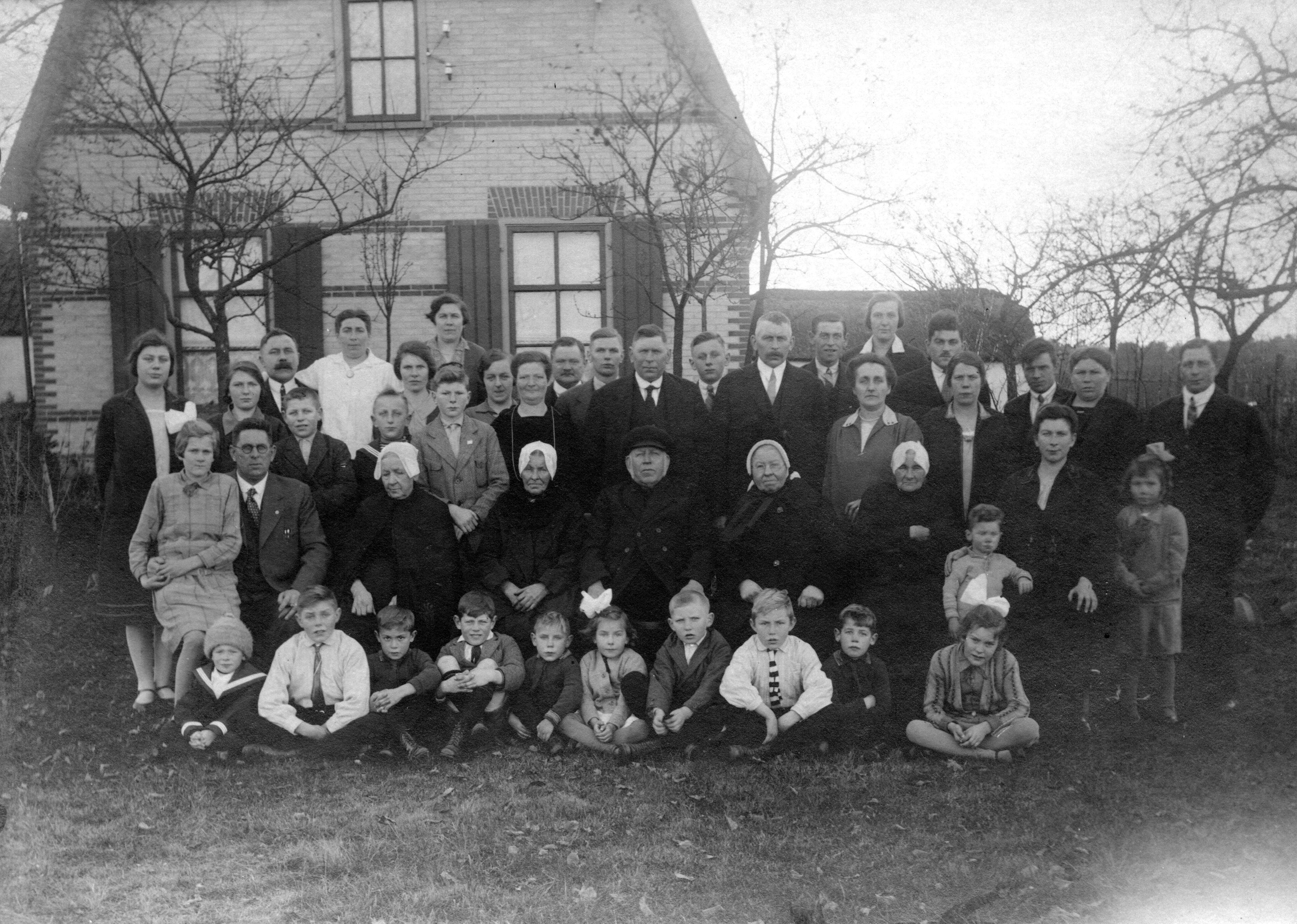 Klik voor foto in apart venster aalbert_van_den_broek_en_hendrika_de_kruif_1928_50_jarige_bruiloft__.jpg